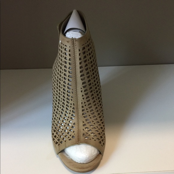 NWT Lazer cut heels - Picture 2 of 4