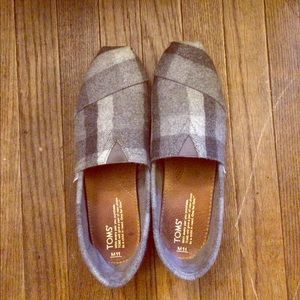 Men's Toms flannel and fleece-lined shoes, size 11