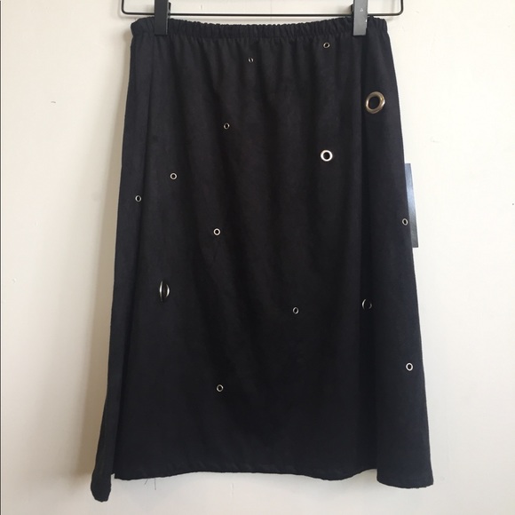 Skirt w/ hole details - Picture 1 of 2