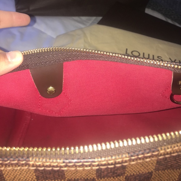 Louis Vuitton - Picture 4 of 5