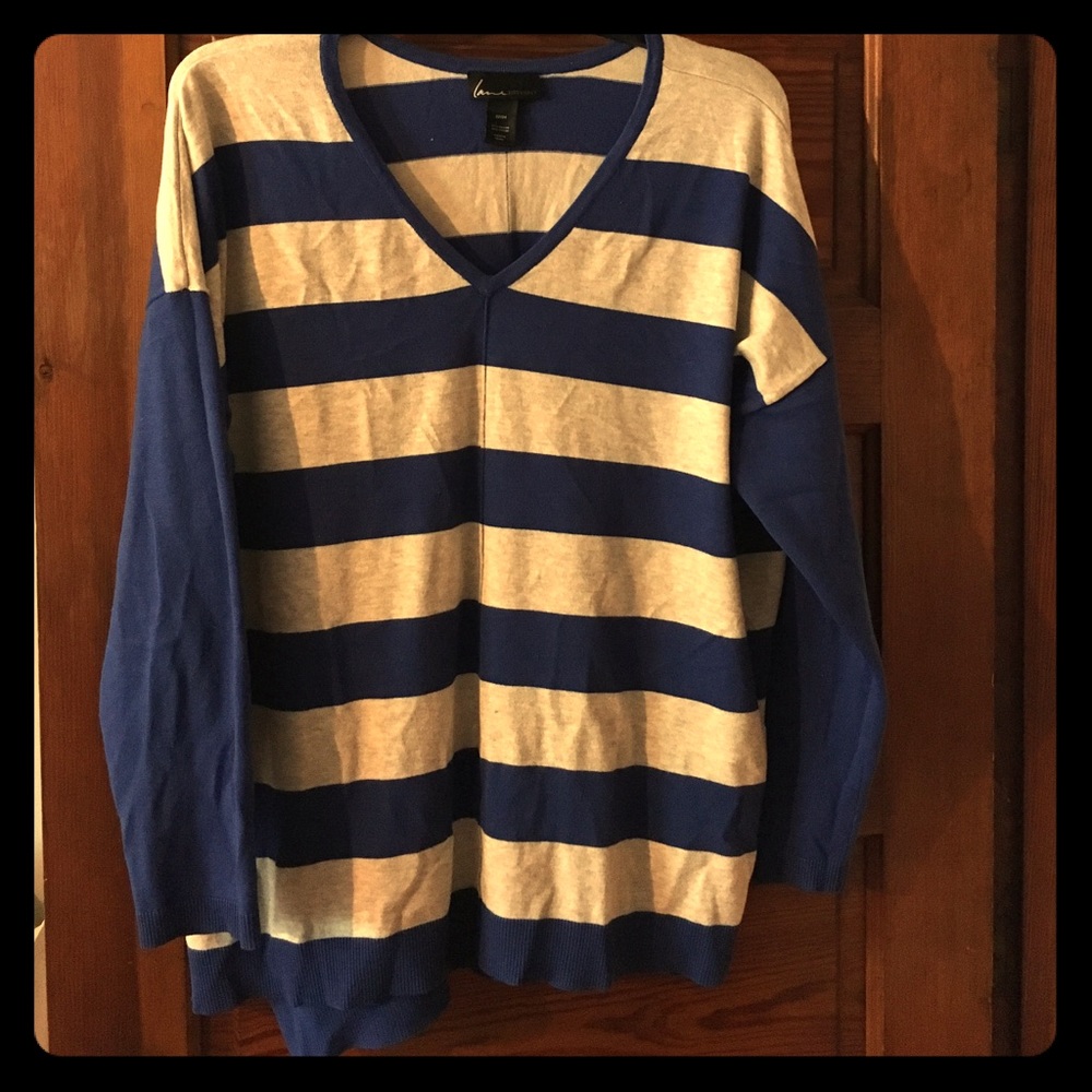 Long sleeve slight sweater.