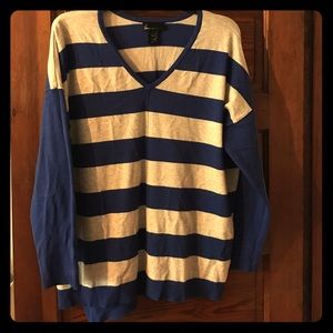 Long sleeve slight sweater.