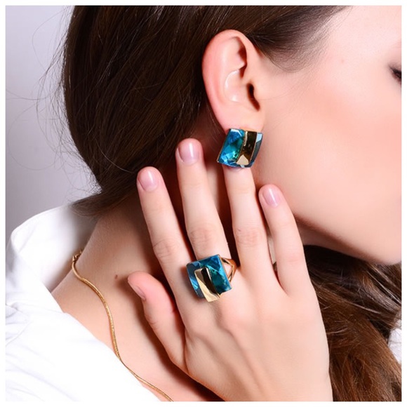 Swarovski Crystals Teal Blue Faceted Earrings - Picture 4 of 5