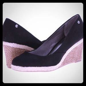 Life Stride Clementine espadrille wedges in black.