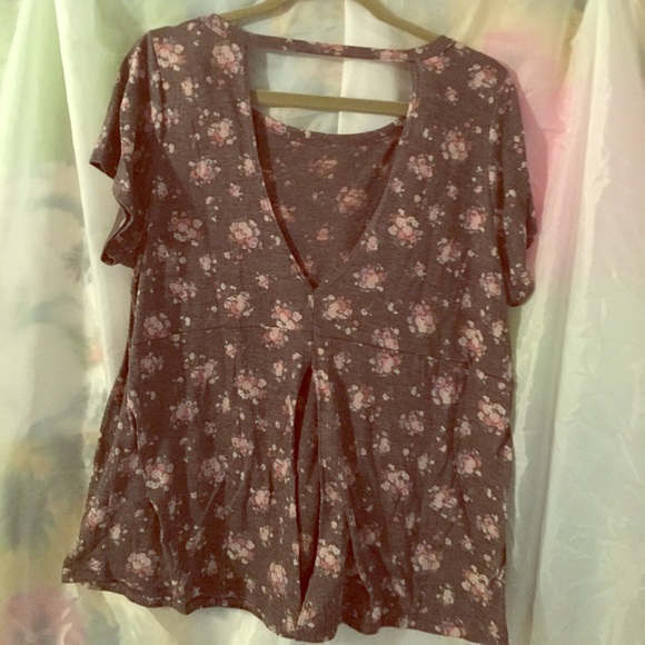 Trendy floral plus size top size 1X - Picture 2 of 3