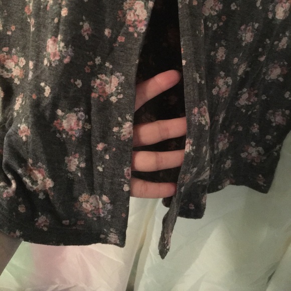 Trendy floral plus size top size 1X - Picture 3 of 3
