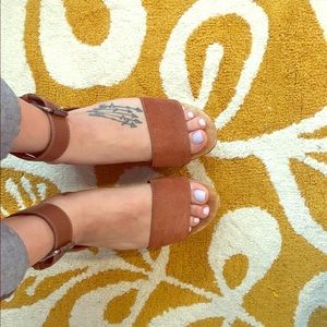 Lightly used boho wooden platform sandal!