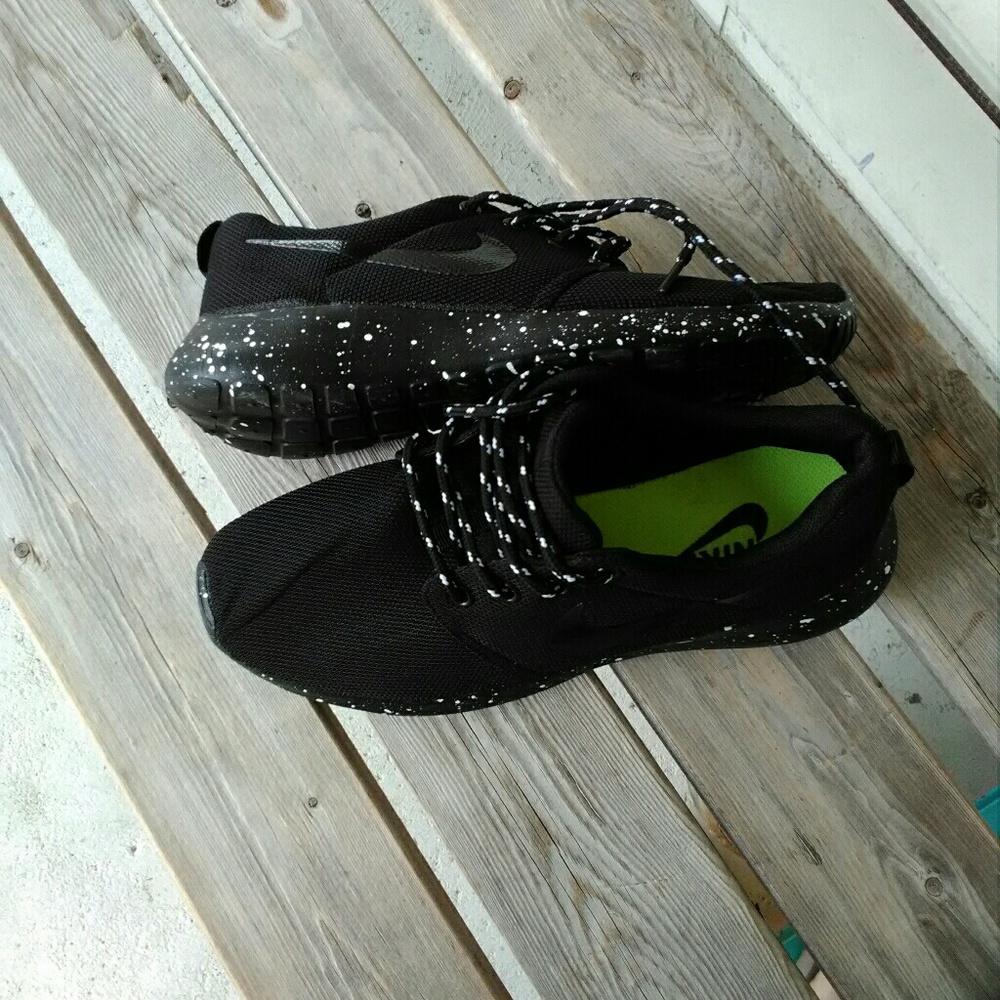 Size 7 nike roshes