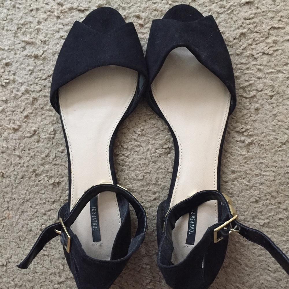 Cute black open toe studded flats 💕