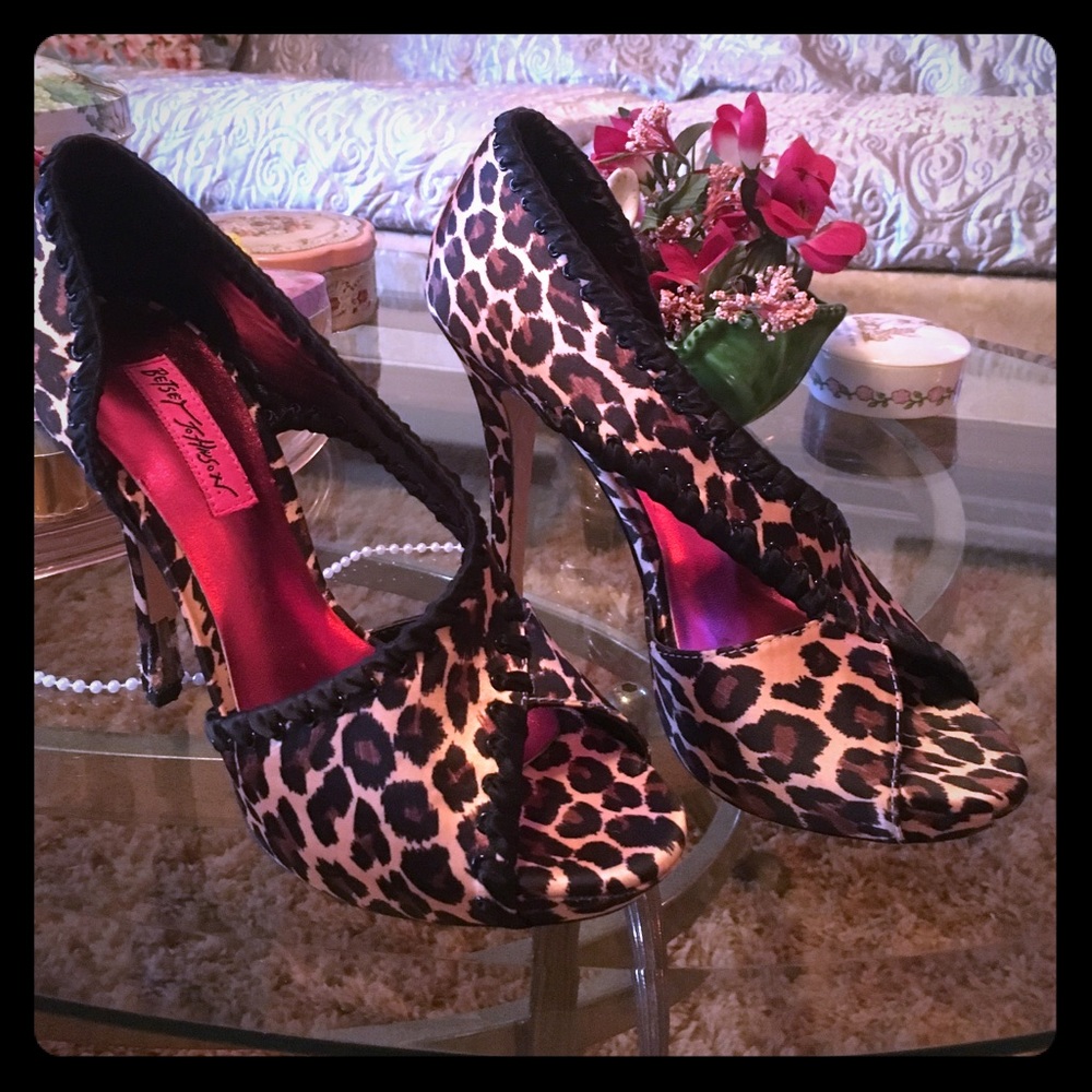 👠Sexy satin leopard high heels . Betsy Johnson
