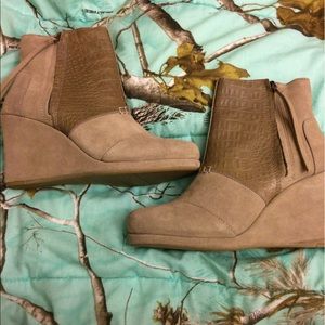Brand new Toms tan zip wedge