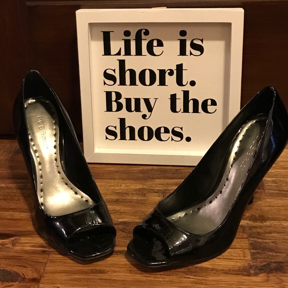 Black pattened leather peep toe pumps