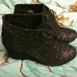 Brand new TOMS black wedges
