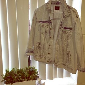 Urban Outfitters size M 🎀 light denim jacket