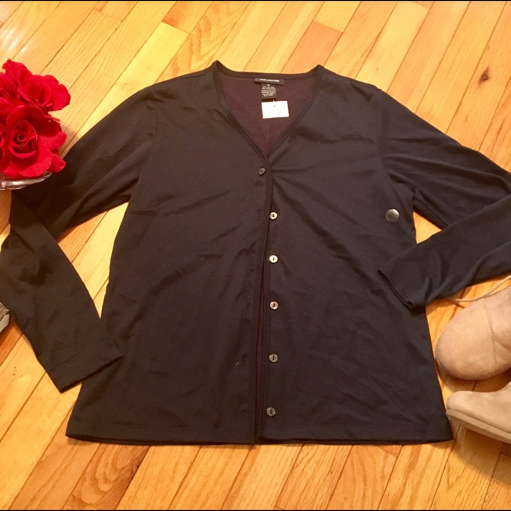 🌸The Limited Navy Button-Up🌸 - Picture 2 of 4