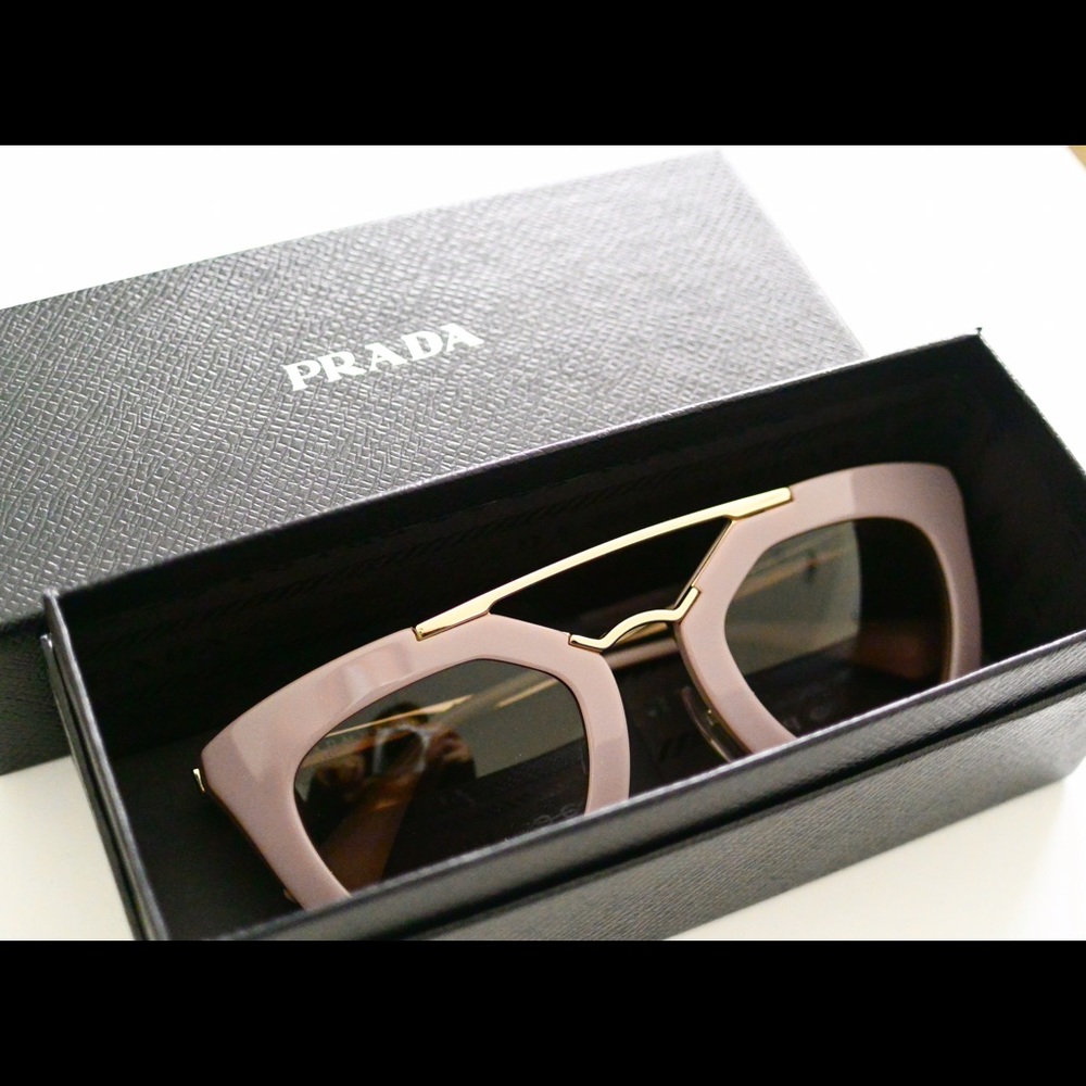 SOLD🎉🎉💯authentic Prada cat eye sunglasses 49mm