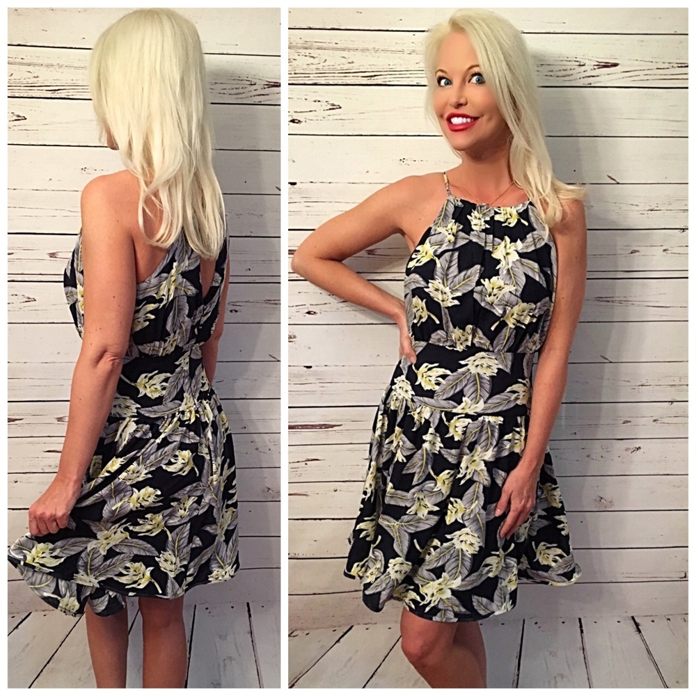 Stunning fully lined halter dress with back tie💕 - Picture 2 of 3