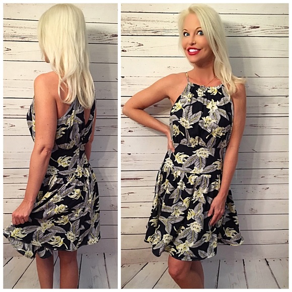 Stunning fully lined halter dress with back tie💕 - Picture 2 of 3