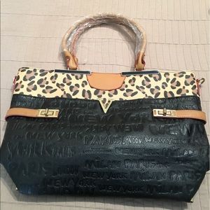 MUST GO!!!!  👜Black and leopard pocketbook