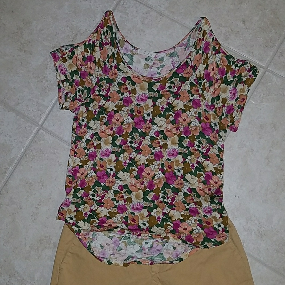🚫 SOLD  Lush cold shoulder top
