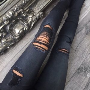 NWT Black Distressed Skinnies Sz marked 7/28