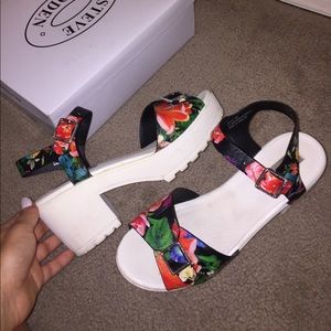 STEVE MADDEN floral platform
