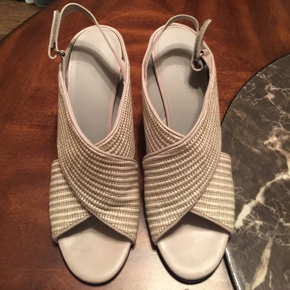 Vince. Woven chunky crisscross heel in size 8 - Picture 2 of 6