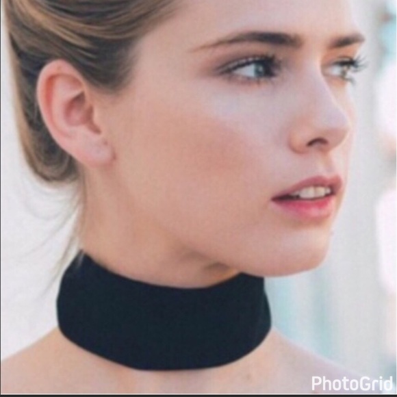 New black wide faux suede choker necklace - Picture 3 of 4