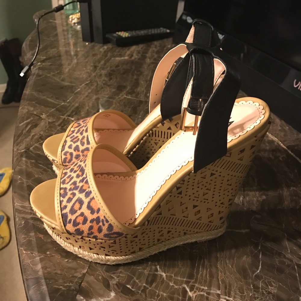 Leaped wedge sandals