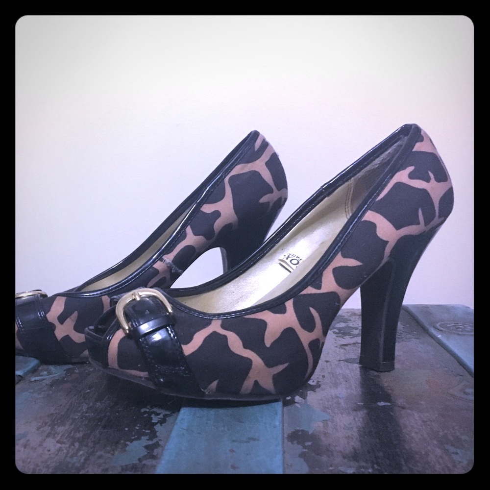 Women's animal print pumps