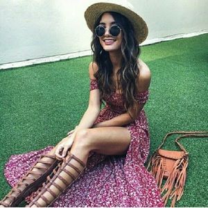 NWOT, Off the Shoulder Floral Dress! Size medium.