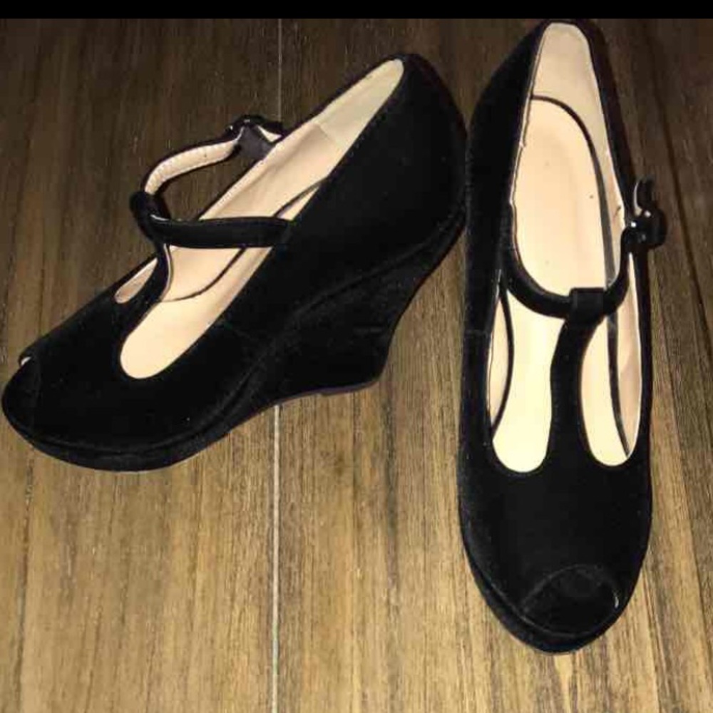 ❗️Sold❗️Black peep toe wedges