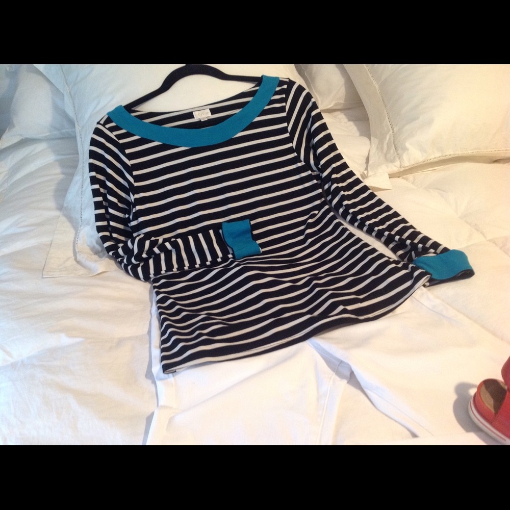 Beautiful bl/wh striped long sleeve jersey.