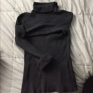 Gray ribbed turtle neck