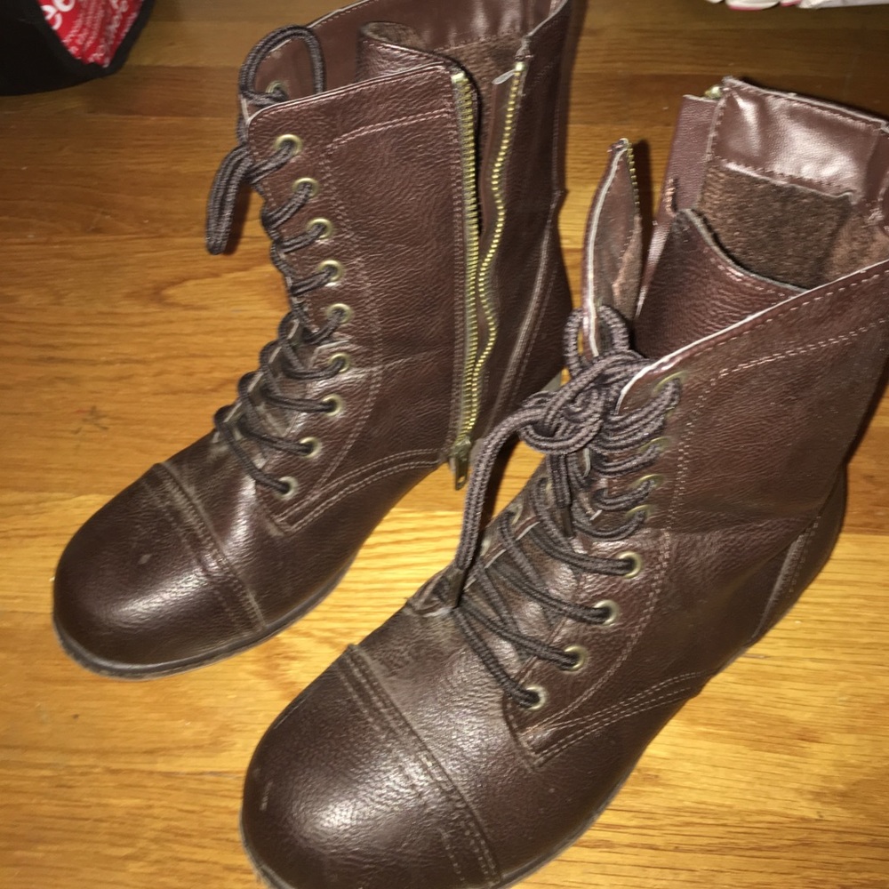 Brown military looking boot👢👢 Great shape!