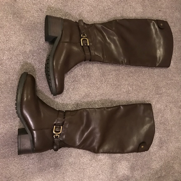Brown short block heel boots - Picture 1 of 3