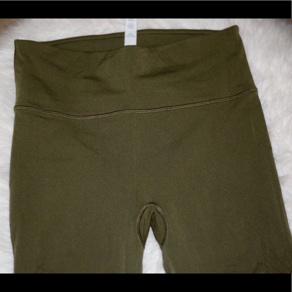 Lululemon Seamless Crop - Picture 4 of 8
