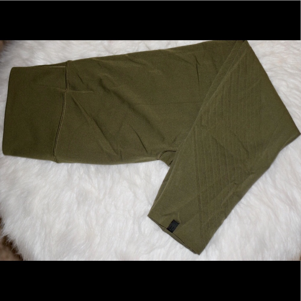 Lululemon Seamless Crop - Picture 6 of 8