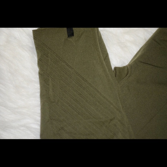 Lululemon Seamless Crop - Picture 8 of 8