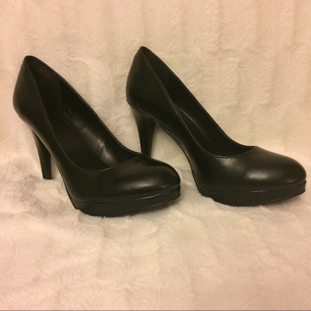 NWOT black heels.