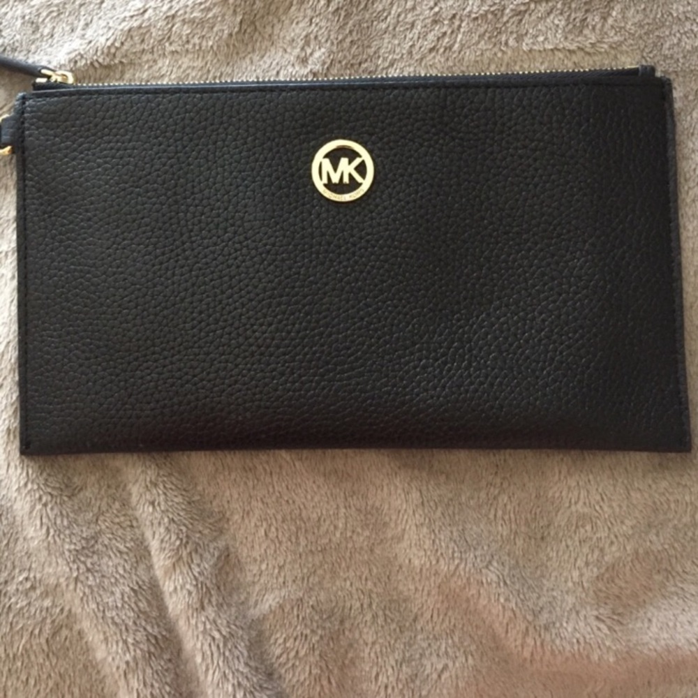 *ONE HOUR SALE*Michael Kors Wristlet