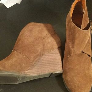 🍁🍂FALL MUST HAVE🍂🍁Lucky Brand Suede Wedge Booties