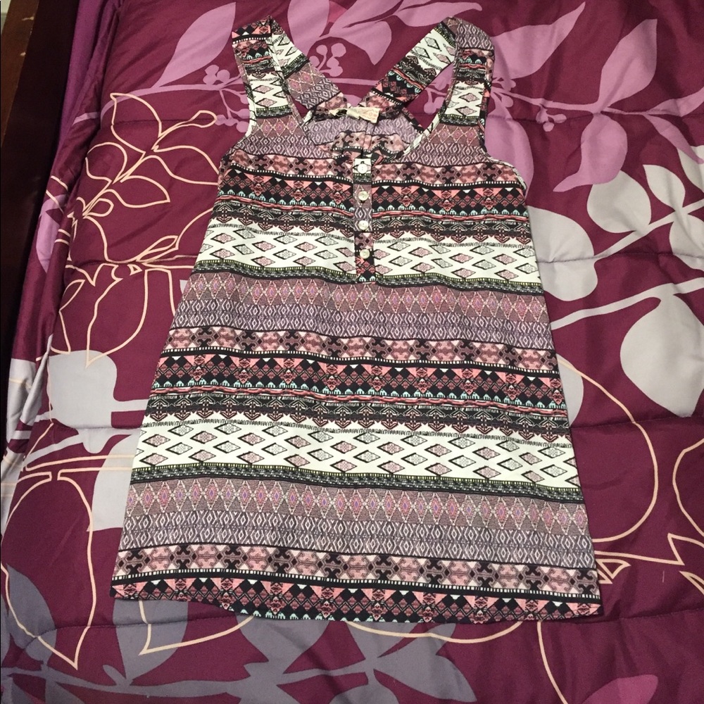 Sleeveless shirt with patterns