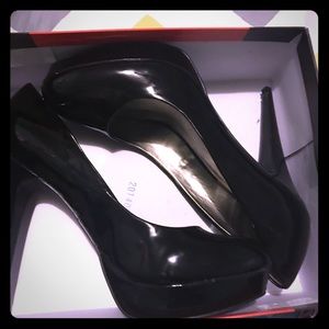 Guess Pumps
