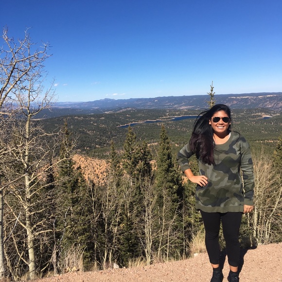 Meet your Posher, Danielle - Picture 3 of 5