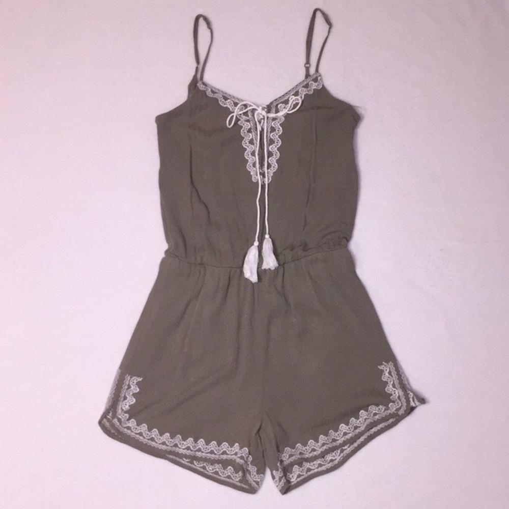 ⚡️48 HR FLASH SALE⚡️🕊 Lace Up Romper 🕊