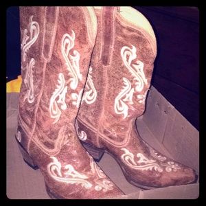 CowGirl Boots w/ cortez cleff embroidery