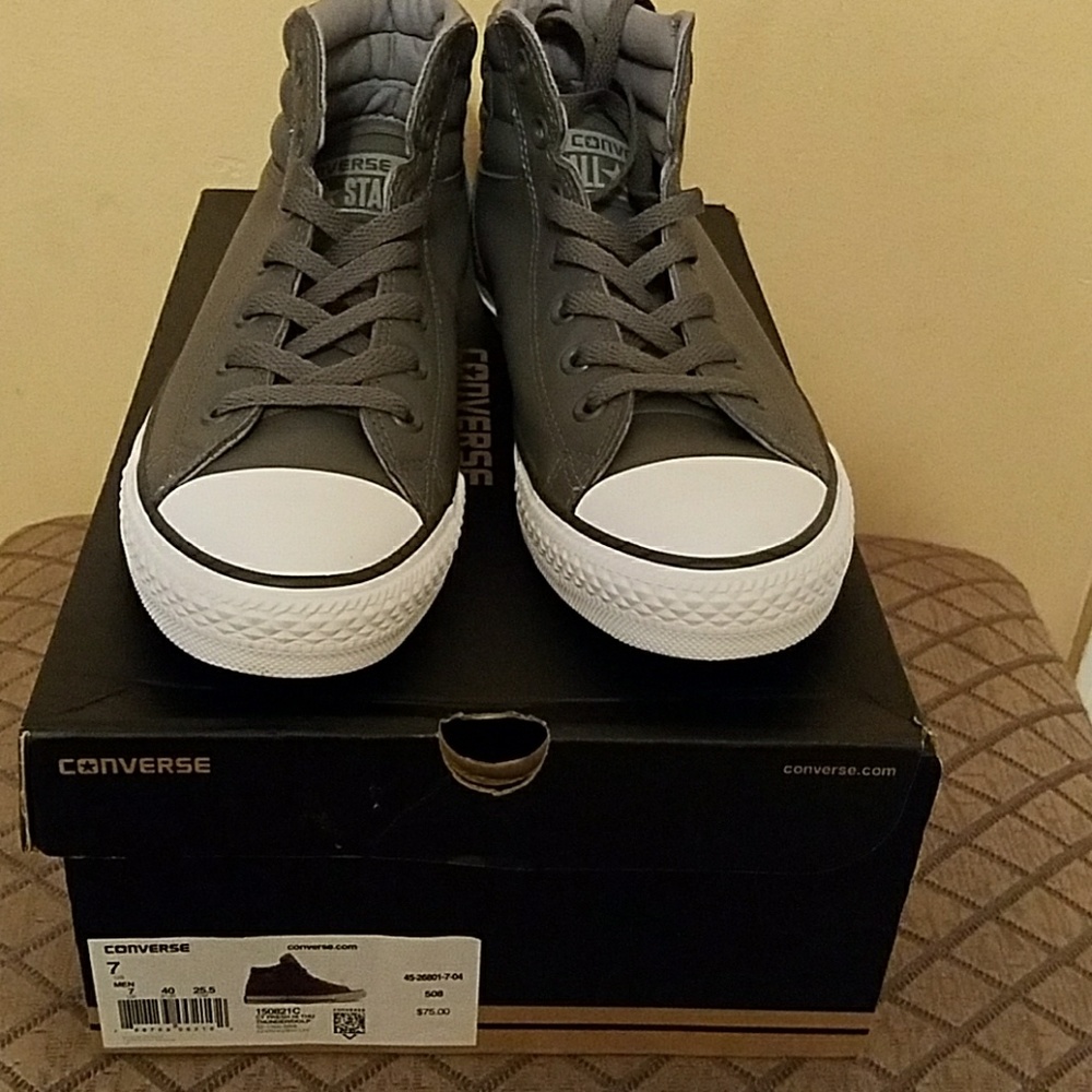 Brand new converse sneakers (men or women)