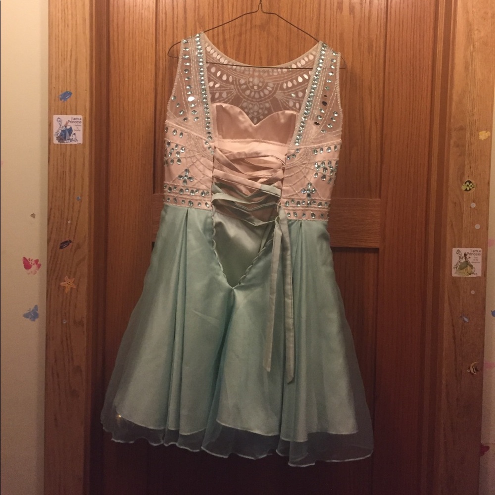 Formal beaded dress - Picture 2 of 4