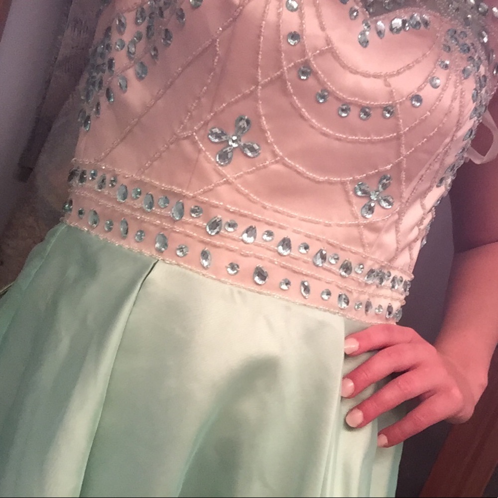 Formal beaded dress - Picture 3 of 4